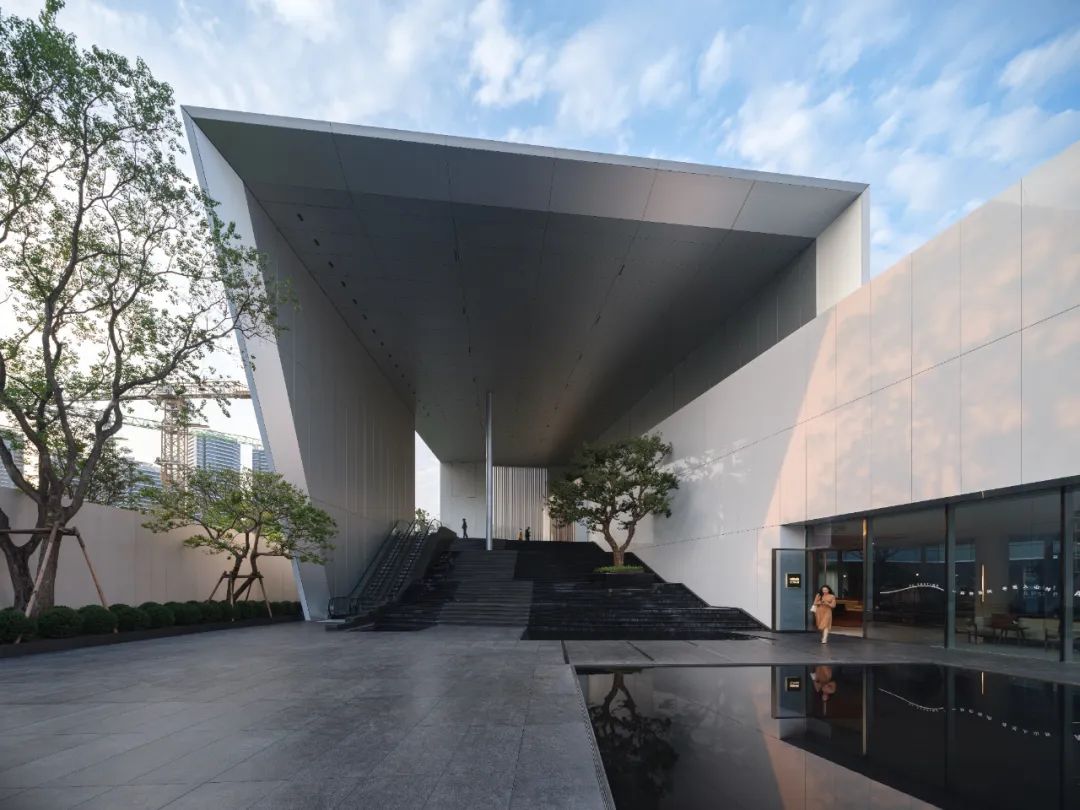 公園中的美術(shù)館：超白玻璃+鋁板的外立面設計，簡潔的美感。